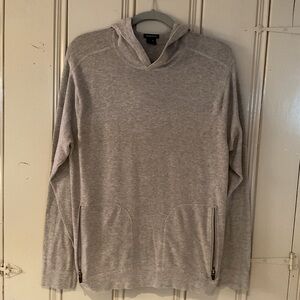 Men’s hoodie with zipper pockets